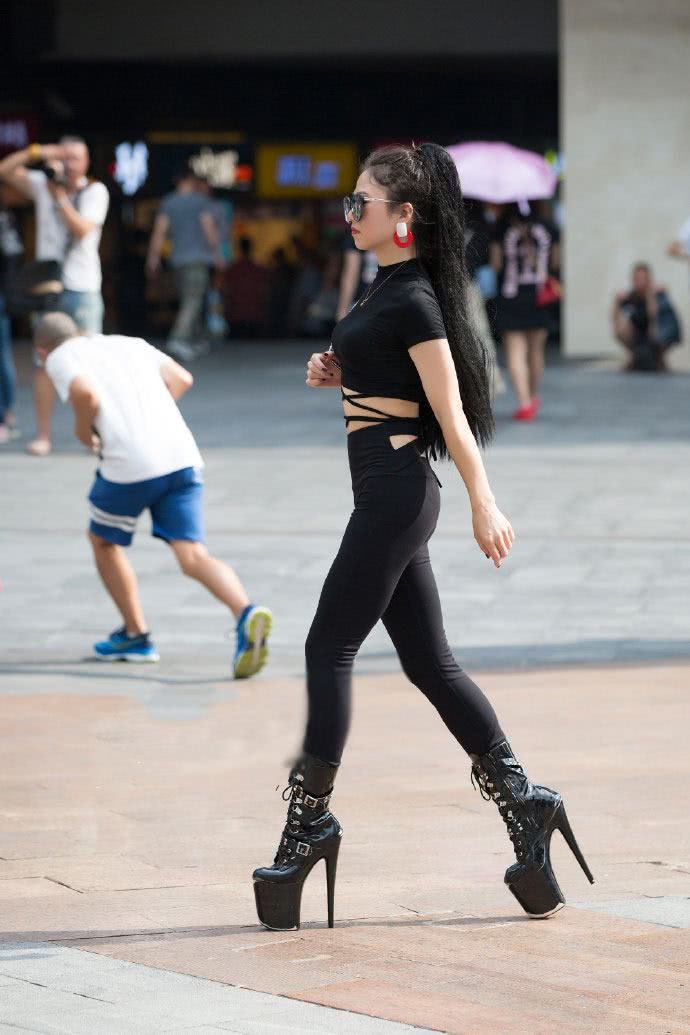 大长腿美女，穿一双20公分高的高跟鞋，真不敢想还能走这么轻松！