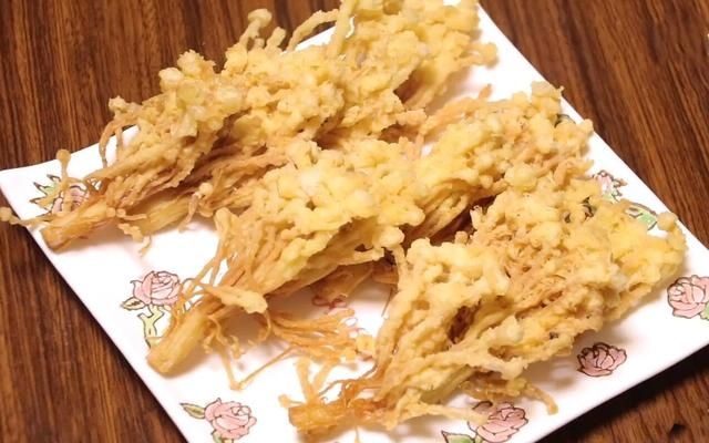  「炸好的金针」2分钟教你金针菇不一样的新吃法，香酥可口，做法简单还好学