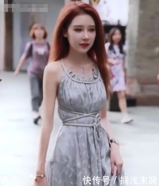 【和裙子】小姐姐的腰是有多细?穿裙子还用“绳子”缠三圈,这操作太服气了