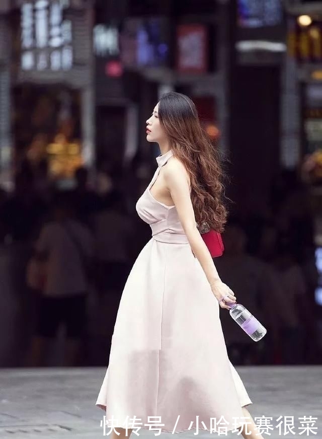  气质：一双半套的丝袜结合一双气质的皮质高跟鞋，显得特别的有魅力