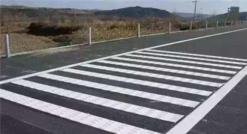  「震荡」跑高速这4种标线不认识，就算驾龄再高，驾照12分都不够