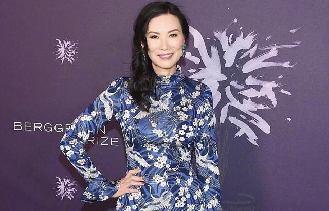 『小脚』邓文迪气场全开,白色上衣搭配黑色小脚裤亮相,清爽简约又时髦