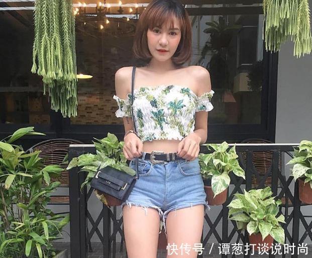 街拍： 搭配超短牛仔裤小姐姐的，身材匀称雪白大腿让她很自信!!