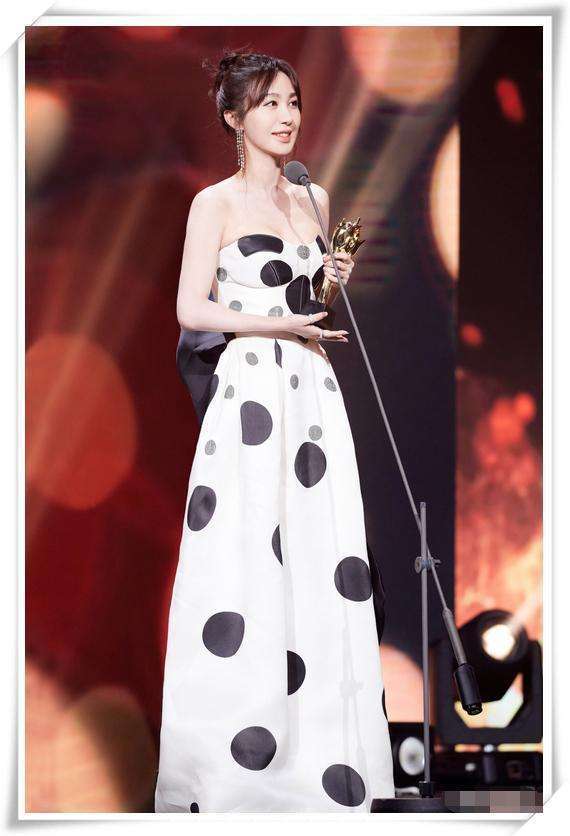 李菲儿的超短裙已经够短了, 还在前面开个叉, 网友: 显腿长呗!