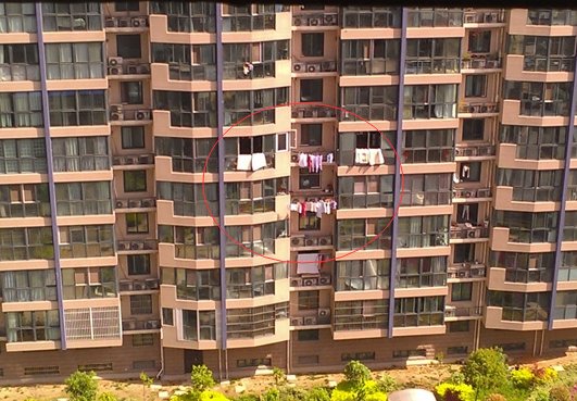 好久没坐公交，无意间看到高层住户家阳台，真有潮流，拍照回去学