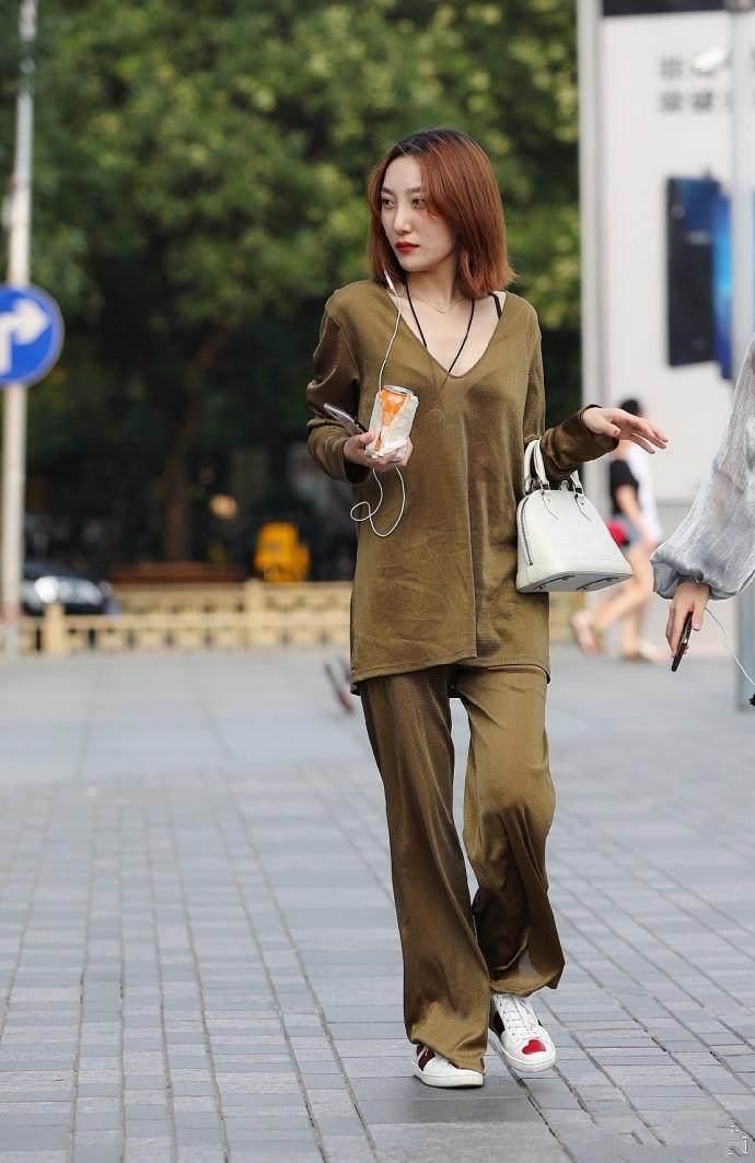 穿着牛仔抹胸连衣裙的小美女街头自拍，颜值非常高而且可爱!