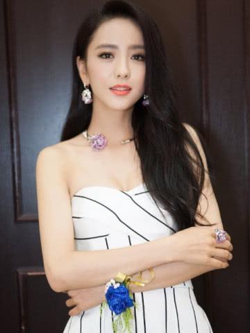 佟丽娅真是豁出去了，裙子只能遮住重点，网友：让我再看5分钟！