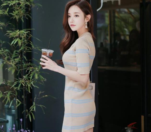 紧身包臀裙：靓丽闪耀的美女，身材一级棒，回头率十足！