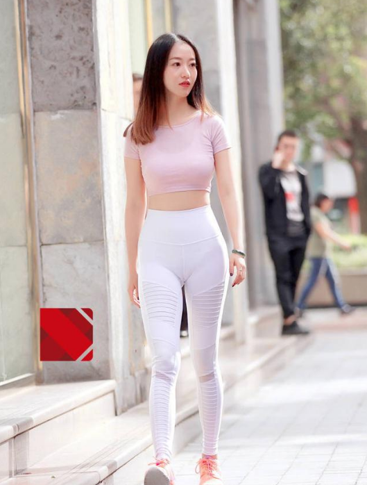 性感美女身穿紧身打底裤,身材曼妙纤细,展现性感魅力