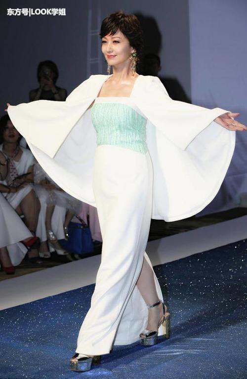 64岁赵雅芝风采不减当年，抹胸裙减龄40岁，网友：美翻了