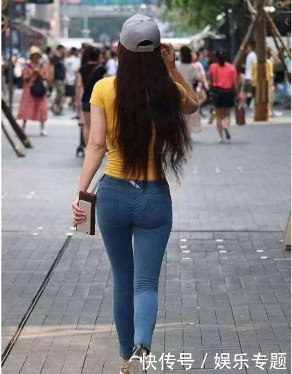 街拍:紧身牛仔裤的魅力姐姐,后面的设计看点足