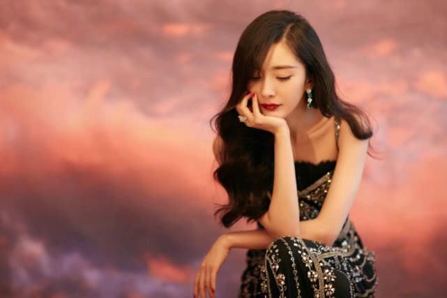 众女星参加风尚大典，唐嫣打扮粉嫩如少女，杨颖这次太普通!