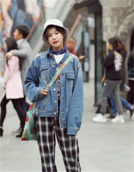 『美女』街拍:黑色休闲短裤搭配牛仔外套的美女,清凉又时尚