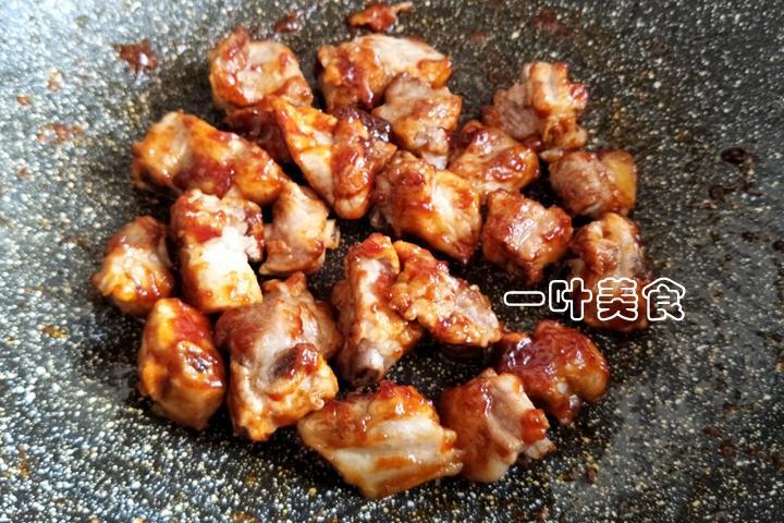 很多人不知道，炖排骨加上它，去腥解腻，好吃翻倍，盘都舔干净！