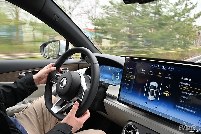  『加速能力』实在没办法太低调，“多姿势”体验全新腾势X PHEV