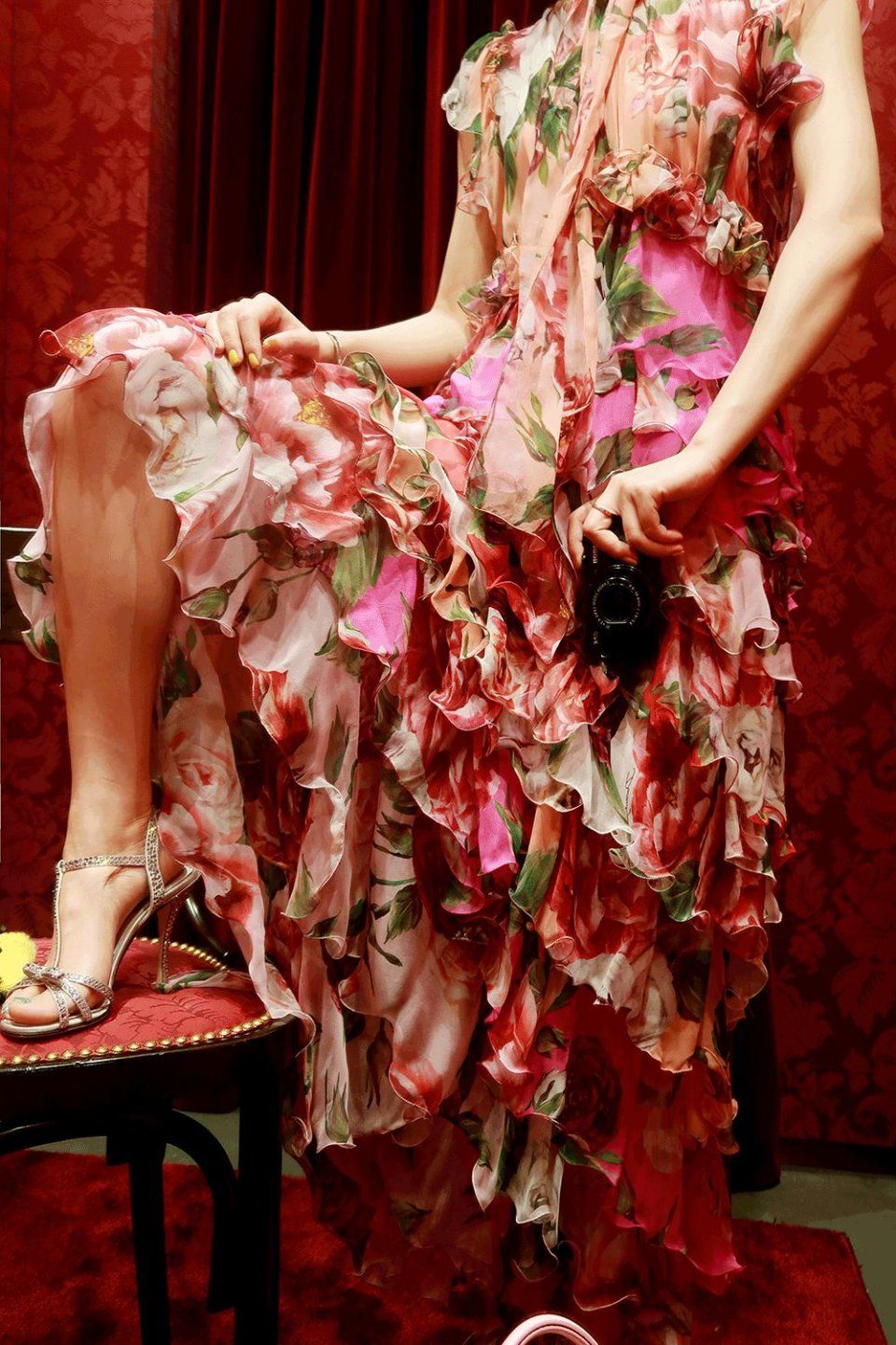 亲身示范丨原来真的可以在试衣间自拍出时尚芭莎封面!