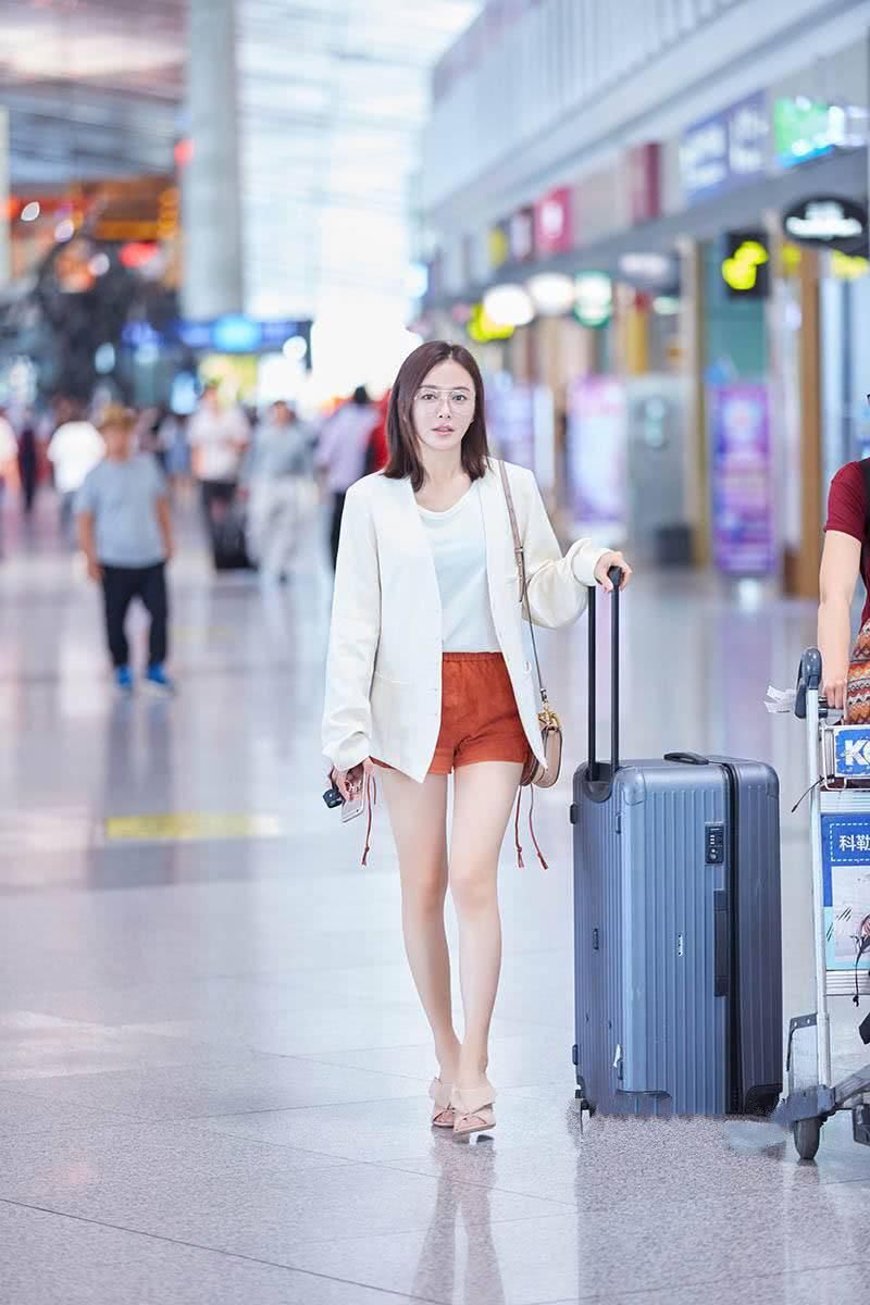 秦岚真任性!穿条粉红连衣裙，开叉开到大腿根，却美得与众不同!