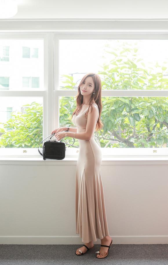 孙允珠小姐姐穿了个肤色吊带裙，产生风华绝代即视感!