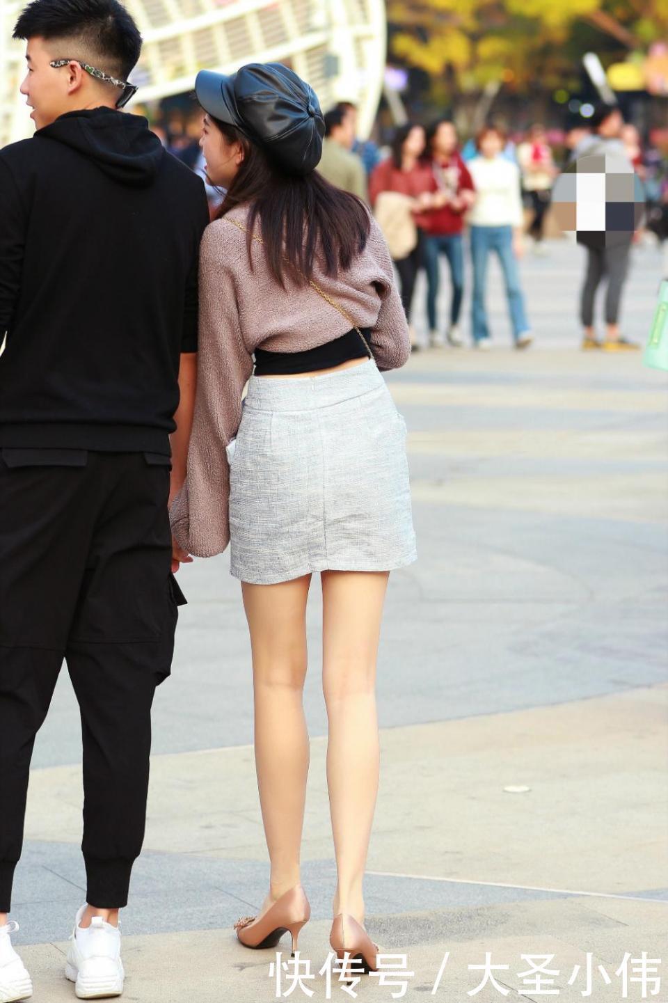 美女|街拍美女:短裙美女白到发光的皮肤让人非常羡慕