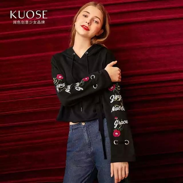 胸大妹子心里苦：背个包勒出东非大裂谷