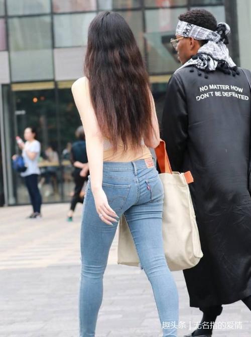 街拍:时尚前卫的小姐姐,身穿紧身牛仔裤,展现出独特的魅力!