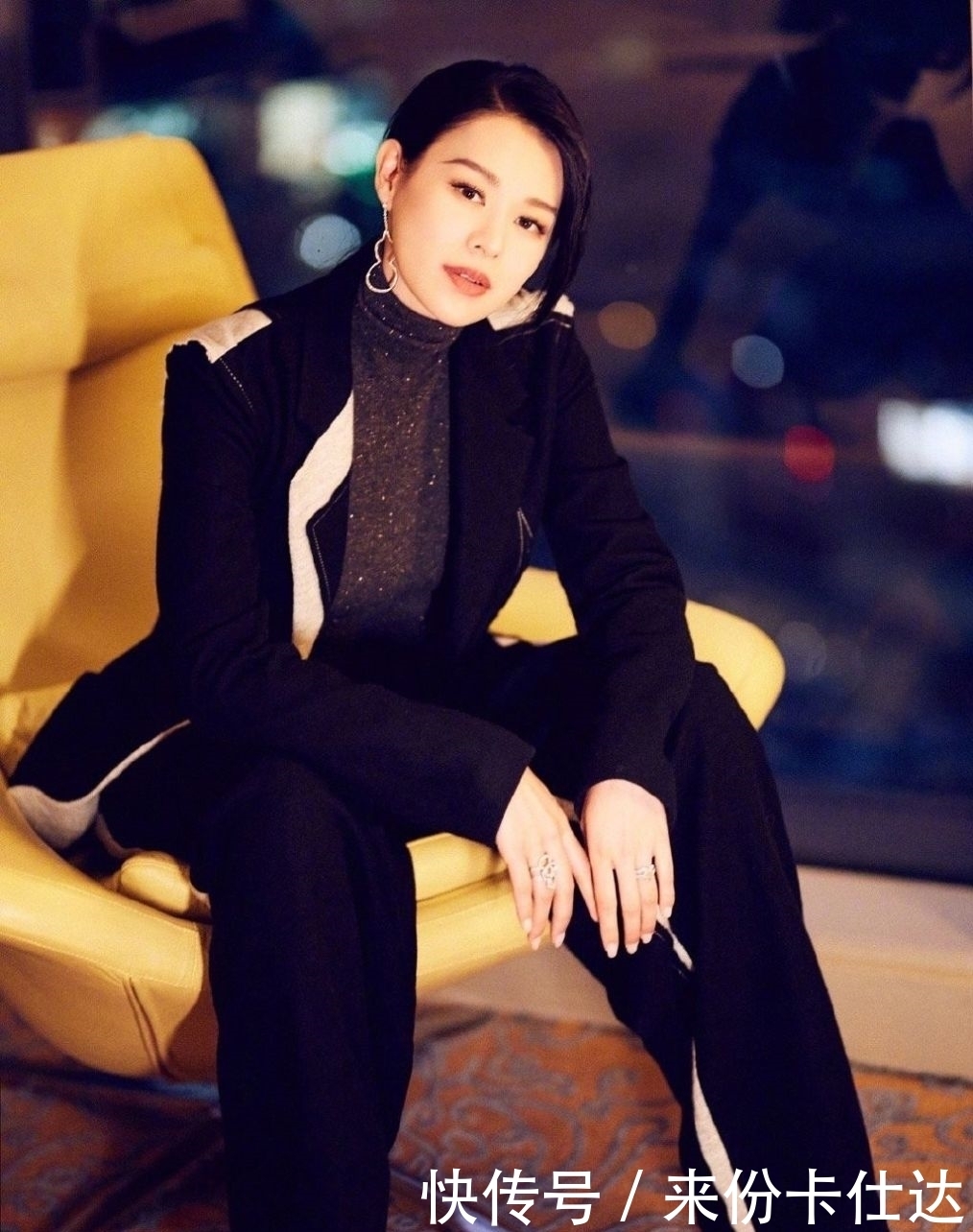 『 胡杏儿身着』今穿v领拼接长裙，配红唇黑发太吸睛，她与黄宗泽恋爱八年却分手