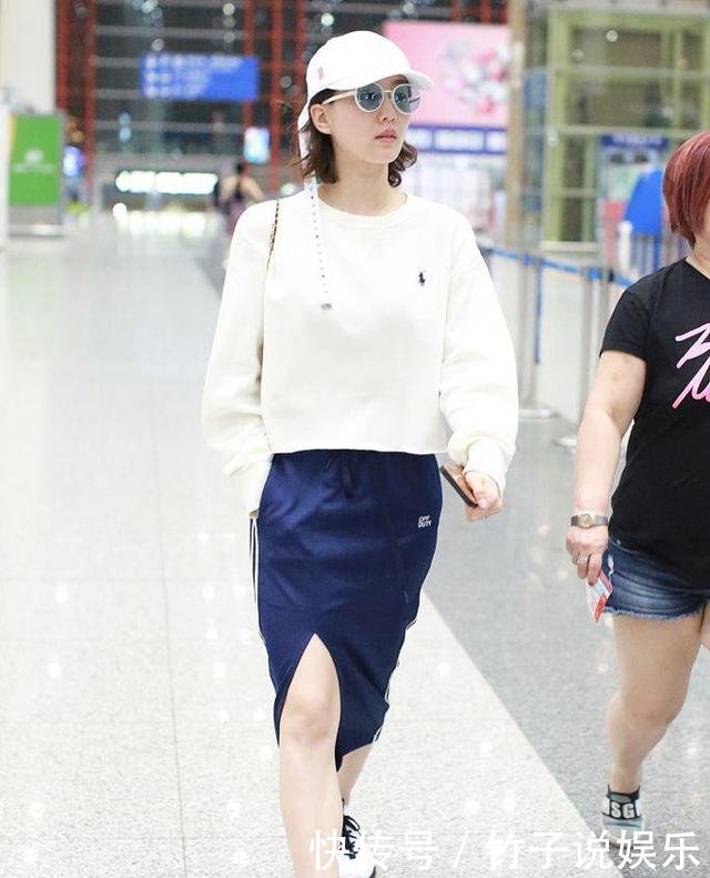 佟丽娅与刘诗诗都是气质女神，同穿运动开叉裙，谁更会搭配？
