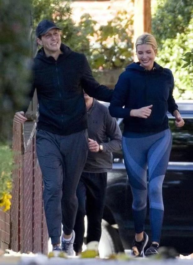 『看起来』伊万卡身材好不是没道理,穿健美裤跟丈夫晨跑,一路打闹像个孩子