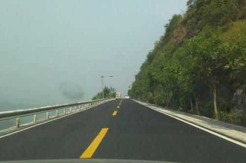  [沥青路面]几乎整条高速都是“沥青路”，为什么一到收费站就变