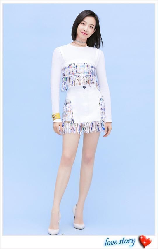 秀腿我只服宋茜！牛仔裙一边长一边短，网友：这是定制的么？