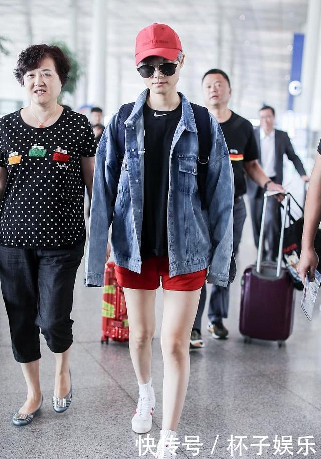 奚梦瑶穿红色吊带衫走机场真没什么，李宇春的红色短裤才叫厉害！