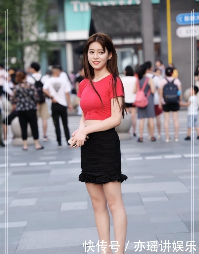  夏季|街拍路人：夏季就是要搭配短袖热裤，简单大气，还很显瘦！