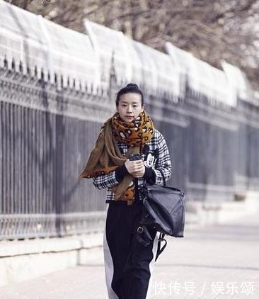 董洁外出逛街被拍,网友直呼:这才是真正的素颜,潘粤明亏大发了