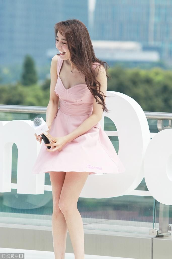 迪丽热巴穿超短裸粉裙晒雪白大长腿