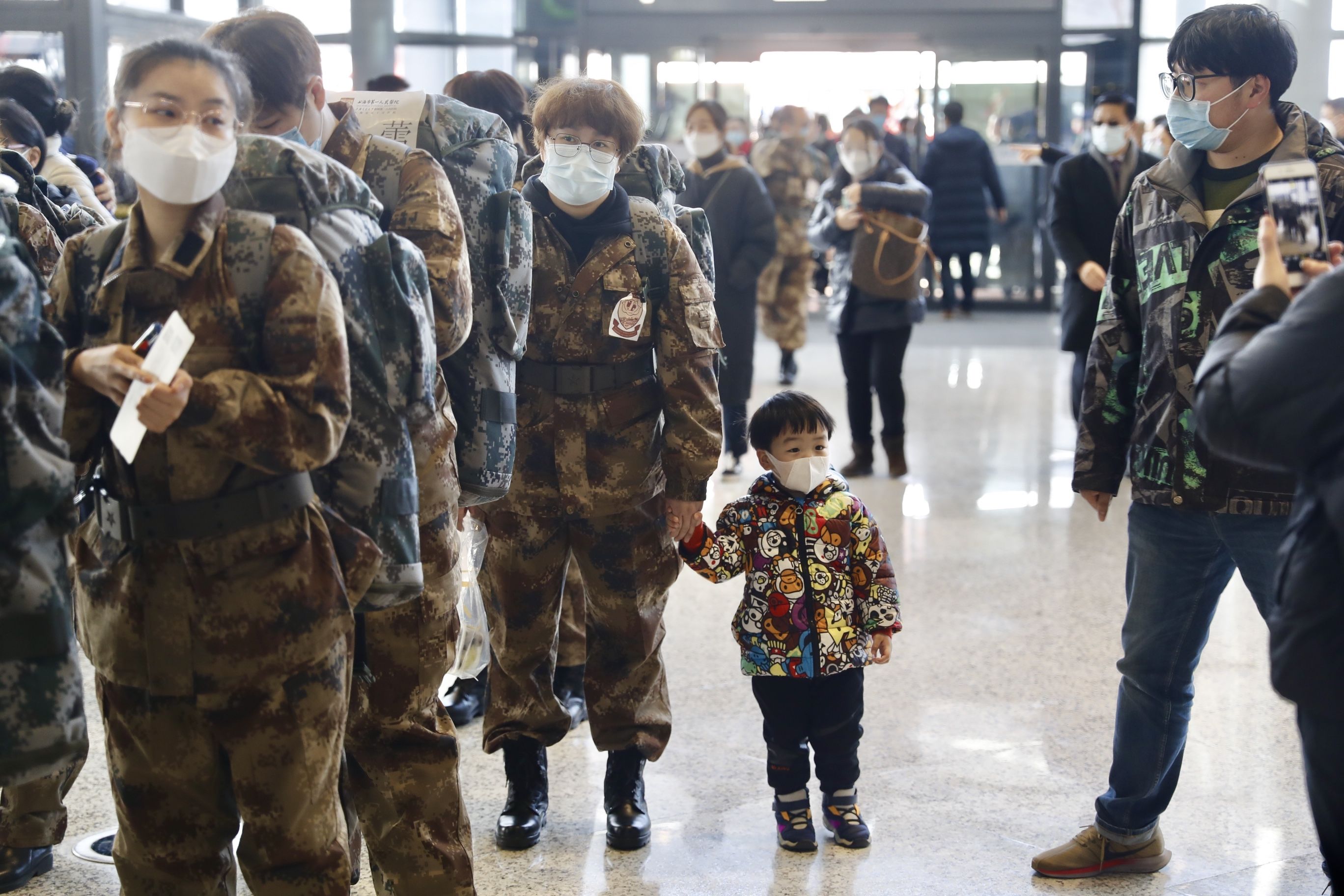  「振奋人心」上海又一批医疗队出发支援湖北 这些画面让人泪目又