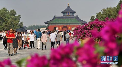 北京：天坛公园游人如织