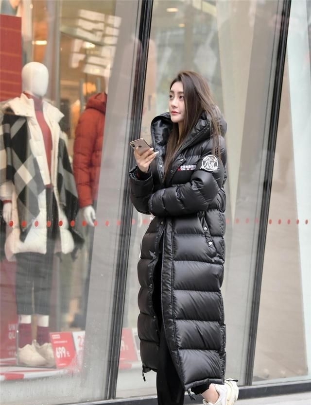 冬季:冬季的羽绒服,选择长款还是短款,时尚姑娘有自己的搭配技巧