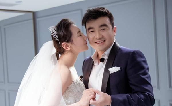  「地位」何雯娜老公谈婚礼说了什么 嫌妻子老土奉子成婚使其在婚婆家地位堪忧