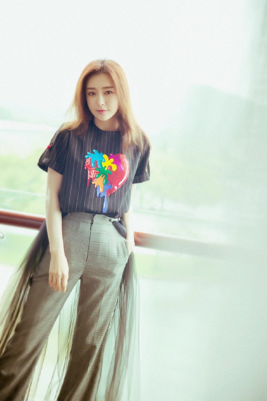 37岁秦岚太惊艳了！一袭黑色长裙配红唇，网友：性感与气场兼得