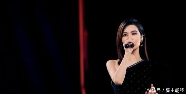 「不少」37岁的郁可唯衣品很不错,穿黑色连衣裙配黑色高跟鞋,时尚又减龄