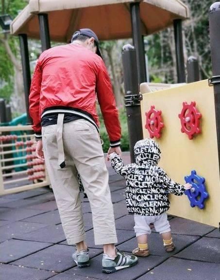  [孩子]郑嘉颖带孩子生态公园学行走！陈凯琳：确实很兴奋