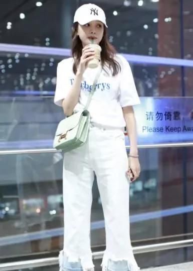  『小脚』小脚裤过时了，跟着女星穿小喇叭才时尚！