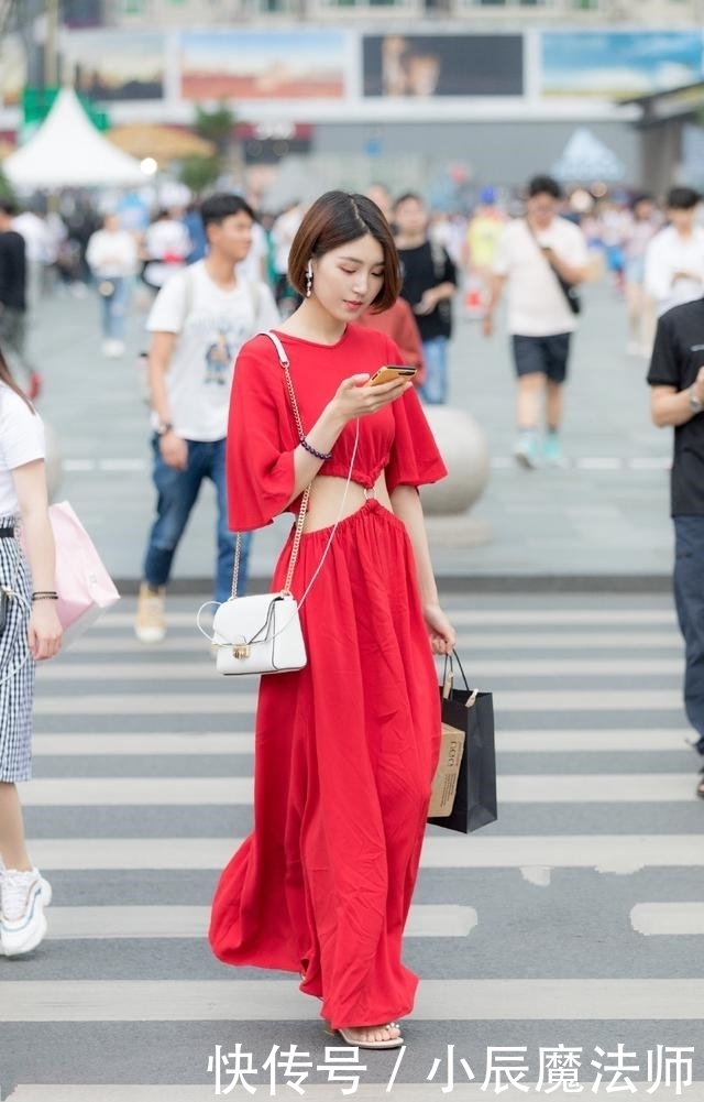  牛仔|路人街拍，靓女小背心加一条牛仔短裤，女王范十足