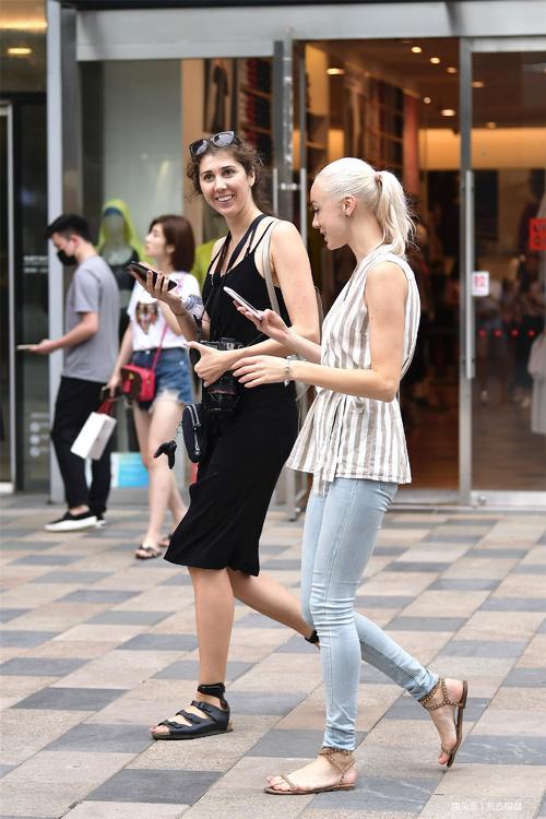 小姐姐们穿着紧身牛仔裤，是因为她们对自己身材的那一份自信