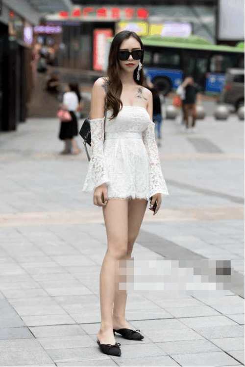 街拍：超有气质的小姐姐，连衣裙下性感S曲线堪称完美！