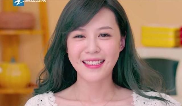 杨颖与李金铭节目相遇，网友：一个女神、一个女神经？