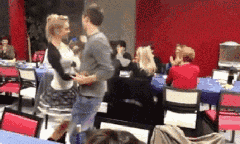 美女们穿裙子一定要注意了 尴尬总是来得太突然让人措手不及