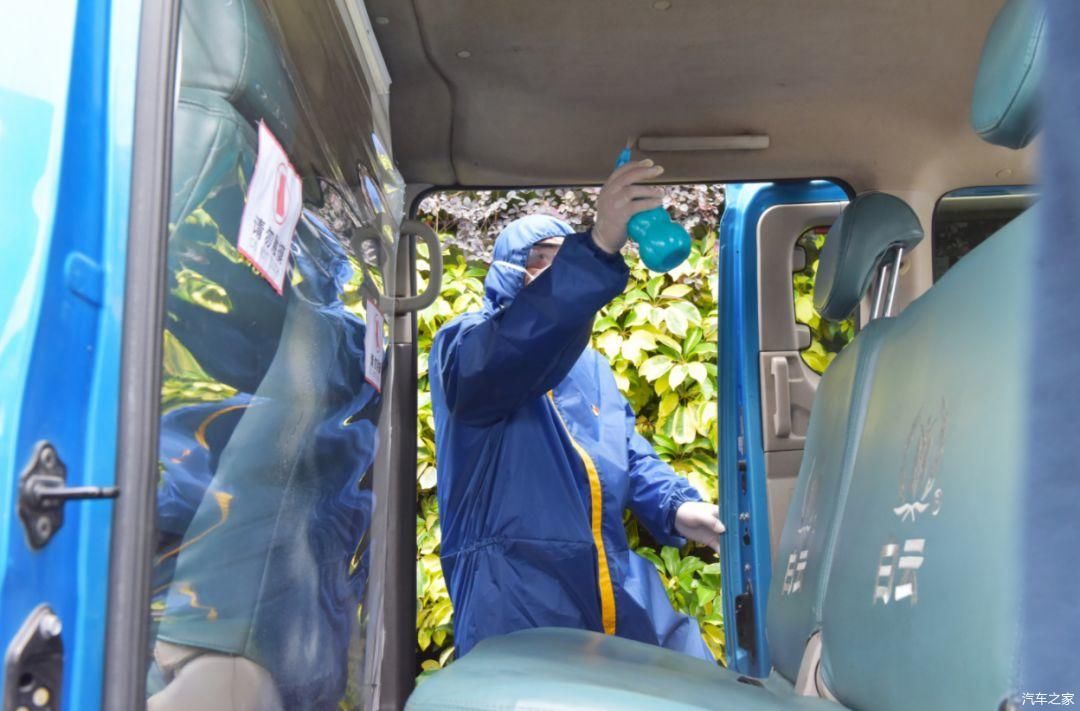  「出租车」2月8日，广州出租车穿上透明“保护衣”360度防护