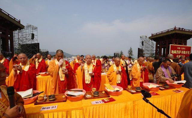 世界最大地藏王菩萨佛像，耗资15亿建成，如今免费也无游客再去