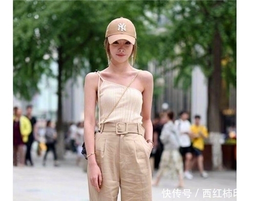 小姐姐|街拍:超可爱的小姐姐,大长腿十分亮眼,非常有女人味